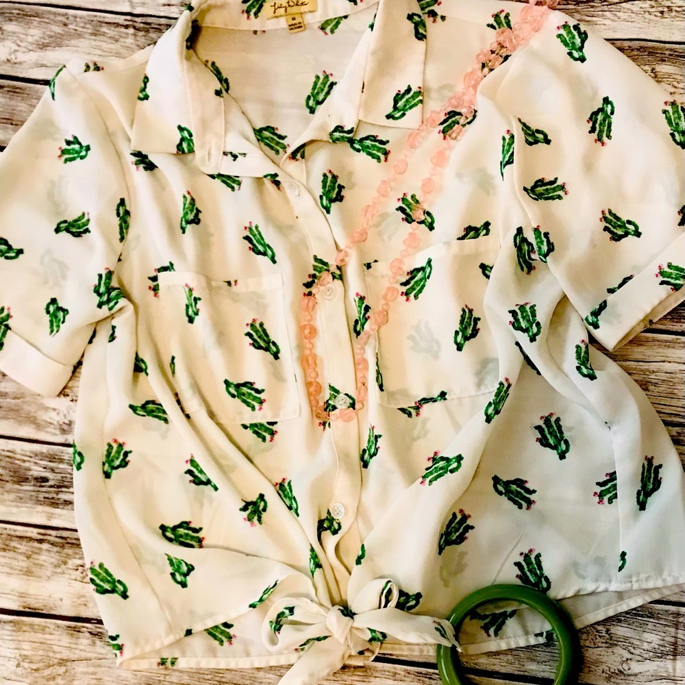 SUPER FUN CACTUS TOP. Light weight sheer!